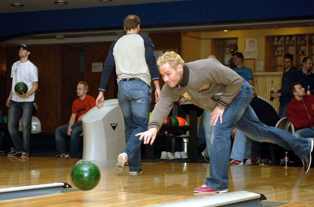 2006. Hokejisté Slavie včetně Radka Dudy vyrazili na bowling.