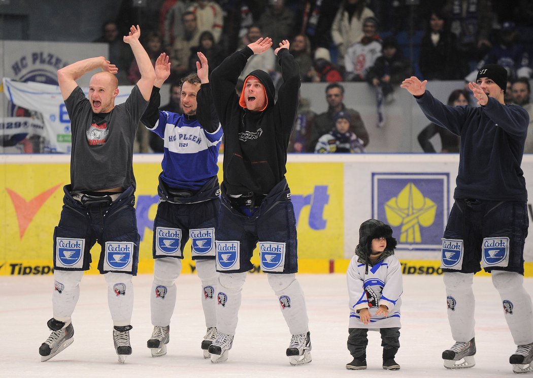 2011. Oslavy na plzeňském ledě. zleva Michal Dvořák, Karel Plášek, Radek Duda a Tomáš Frolo se synem.