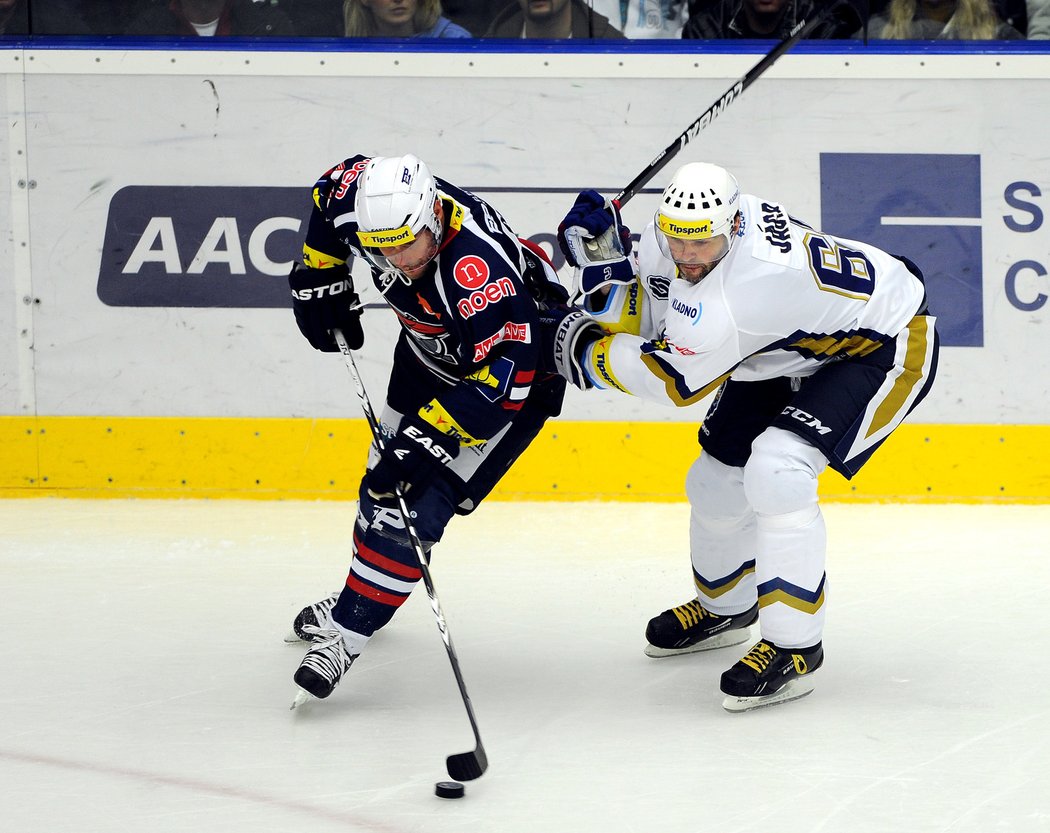 2013. V chomutovském dresu se Radek Duda potkal na ledě s Jaromírem Jágrem při utkání proti Kladnu.