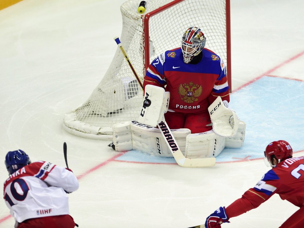 Ruský brankář Sergej Bobrovskij kapituloval v první třetině jeden gól z hole Tomáše Kundrátka