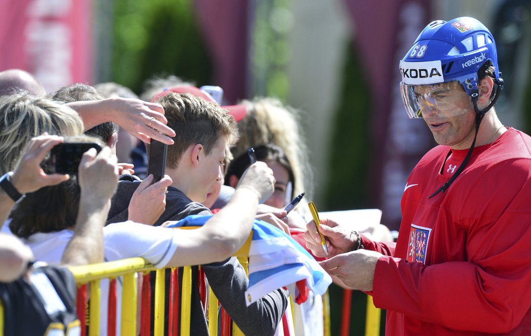 Jaromír Jágr rozdává podpisy před reprezentačním tréninkem