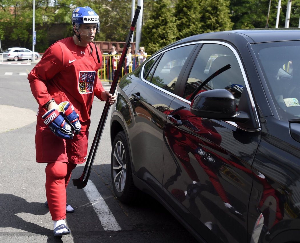 Jaromír Jágr cestuje během mistrovství světa autem, zatímco zbytek týmu cestuje autobusem