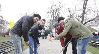 Reprezentanti pomohli nemocným: Hráli hokej na ulici!