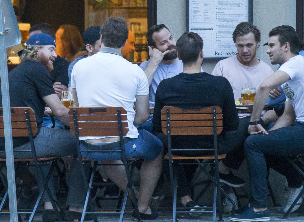 Skupinka českých reprezentantů se sešla v pražské restauraci.