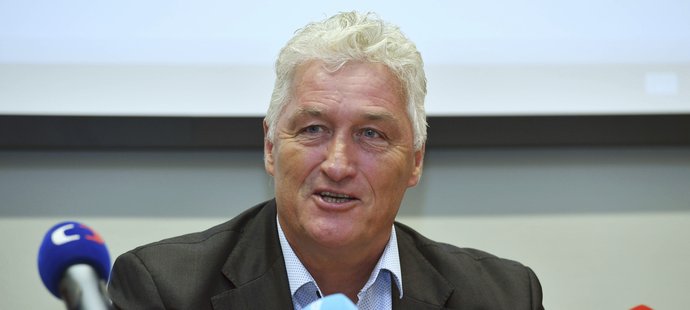 Trenér hokejové reprezentace Miloš Říha na tiskové konferenci