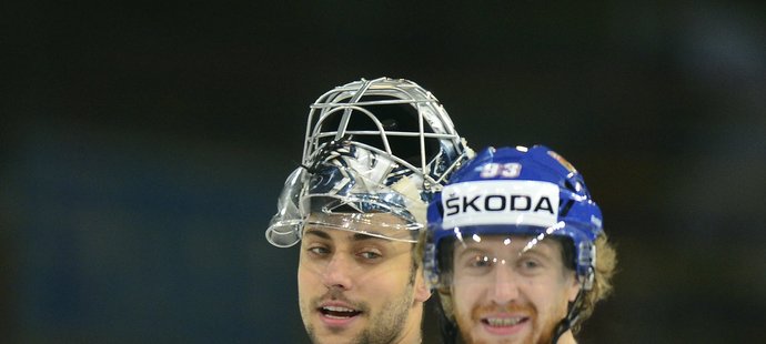 Brankář Ondřej Pavelec a kapitán Jakub Voráček při reprezentačním tréninku