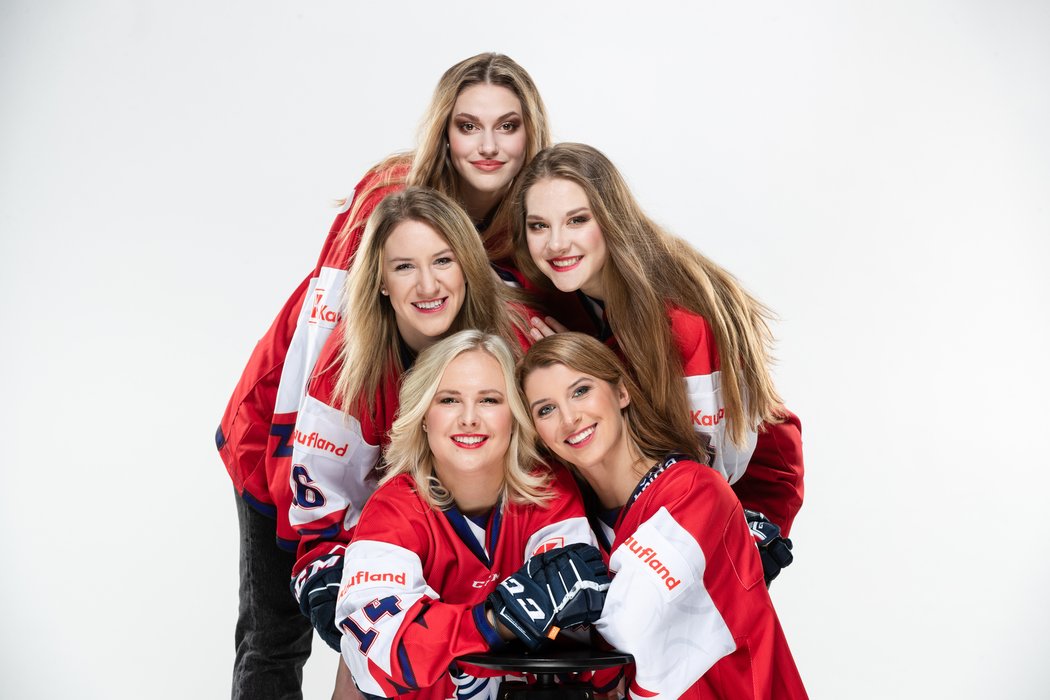 České hokejové reprezentantky Daniela Pejšová (nahoře), Kateřina Mrázová (uprostřed vlevo), Noemi Neubauerová, Dominika Lásková (dole vlevo) a Lenka Serdar