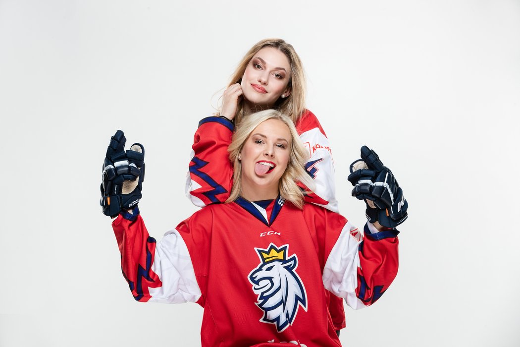 České hokejové reprezentantky Dominika Lásková (vpředu) a  Daniela Pejšová