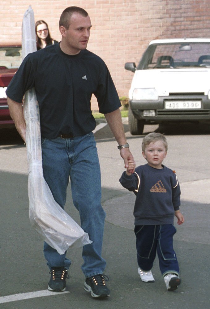 2001. Robert Reichel se synem Kristianem přichází na reprezentační sraz.