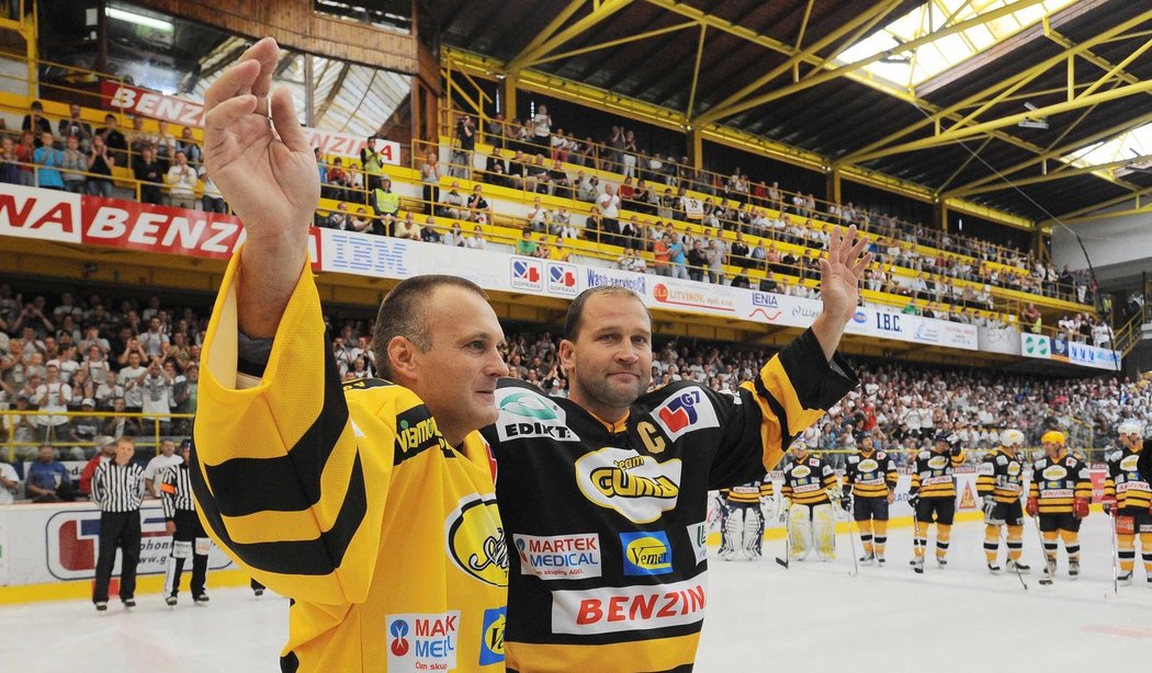 2010. Velkolepá rozlučka s kariérou v podání Roberta Reichla a Jiřího Šlégra na litvínovském stadionu.