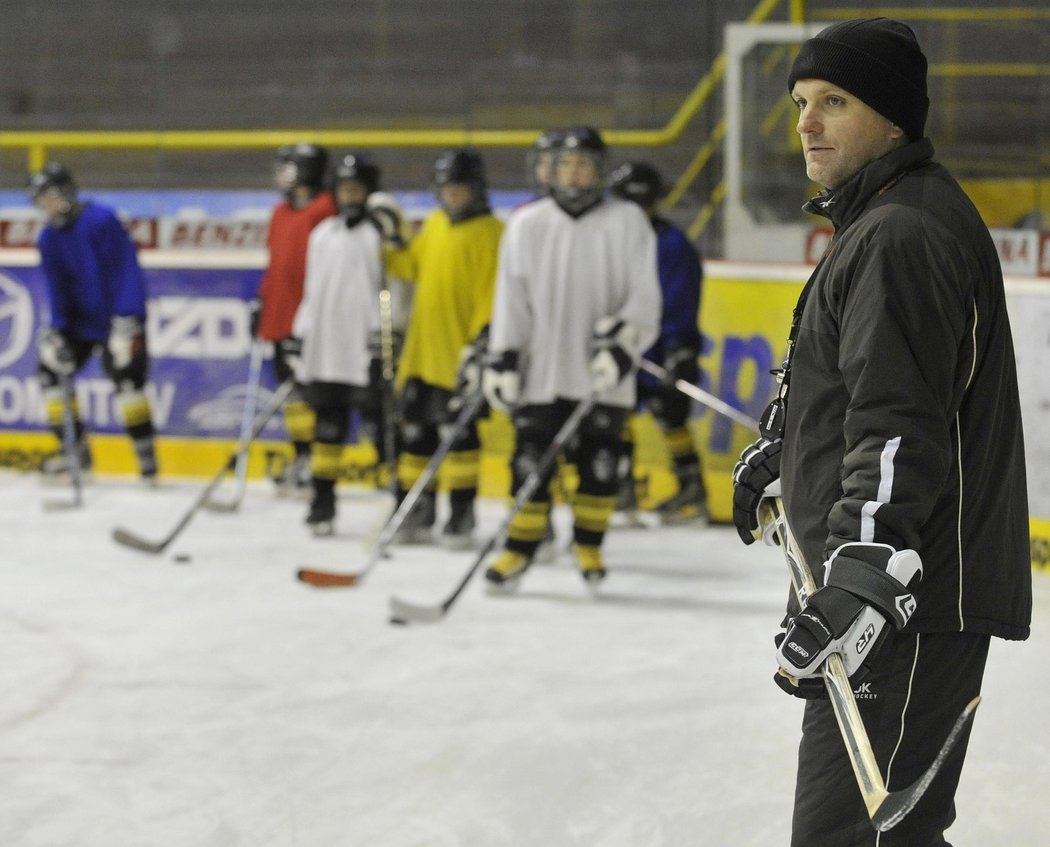 2011. Robert Reichel při tréninku žáků.