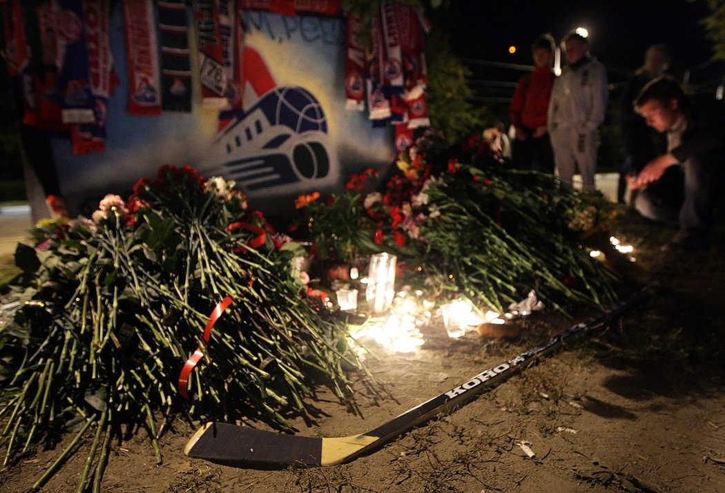 Téměř celá Jaroslavl byla v noci na nohou a truchlila za oběti tragické havárie
