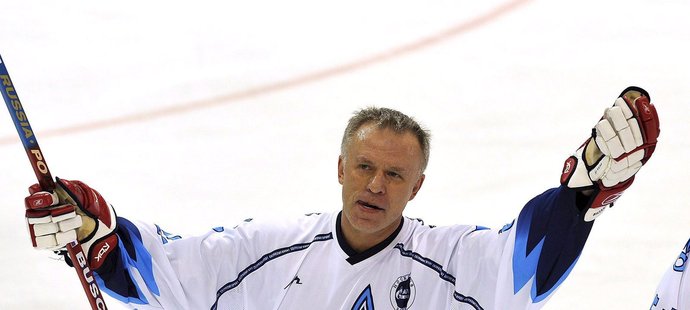 Legendární útočník SSSR Vjačeslav Fetisov jakoby gestem říkal: Češi, proč jste nás nenáviděli?