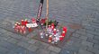 Na Staroměstském náměstí začali lidé zapalova svíčky
