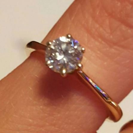 Růžička se vyznamenal, Marii věnoval prsten s diamantam.