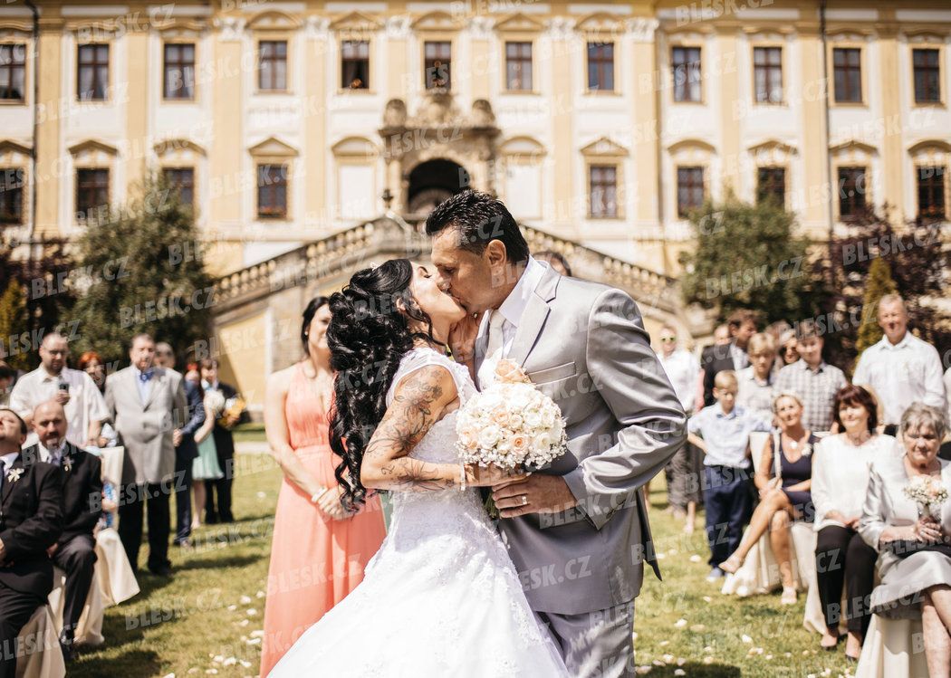 První novomanželský polibek, pak pláč. Tak probíhala svatba Vladimíra Růžičky a jeho ženy Marie.