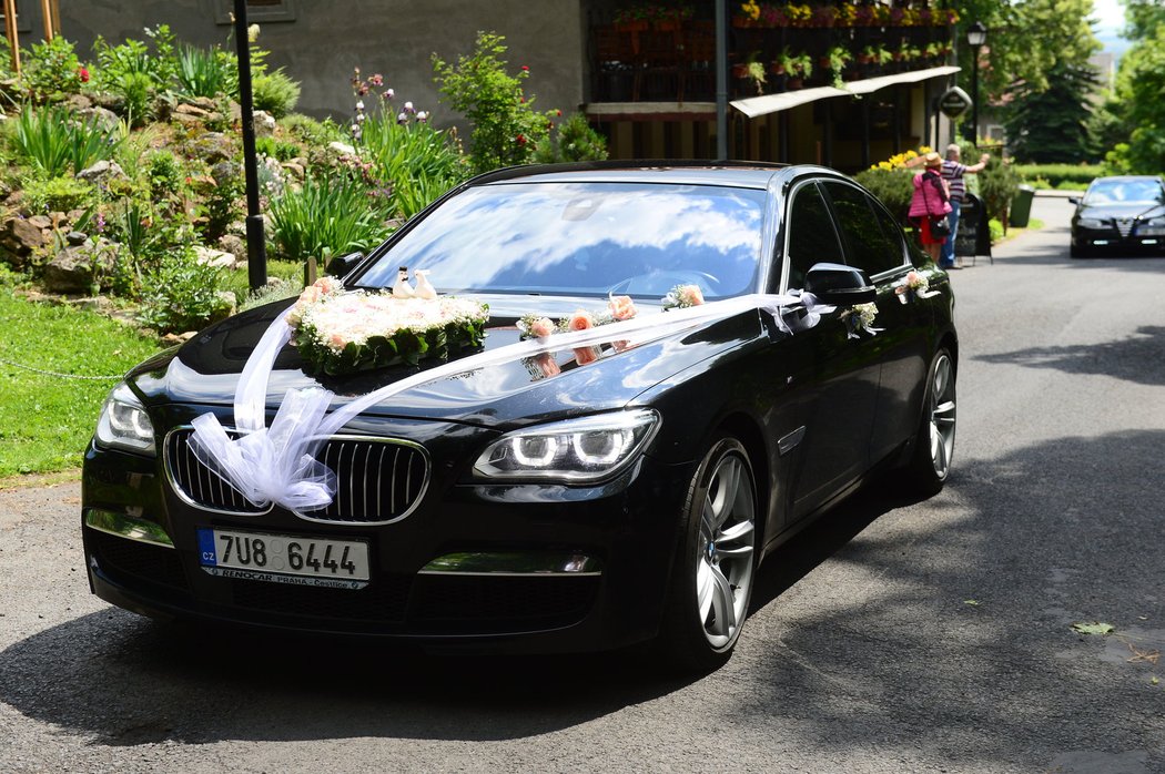 Budoucí nevěsta přijela v černém BMW.
