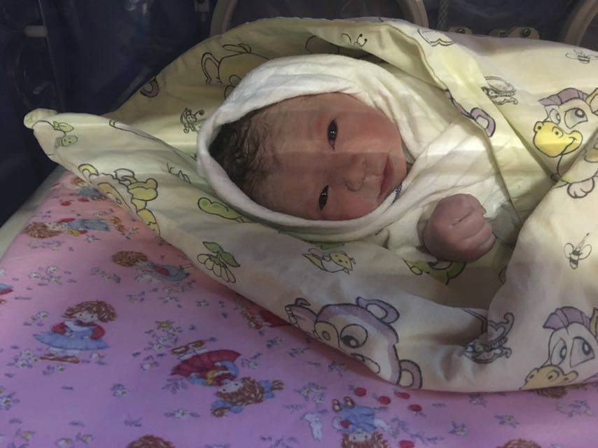 Malinká Lejla se narodila předčasně. Termín porodu byl až za 10 dní.