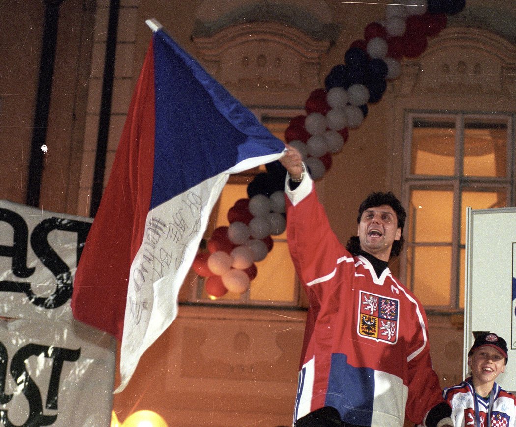 Vladimír Růžička při oslavě na Staroměstském náměstí po příletu z Nagana