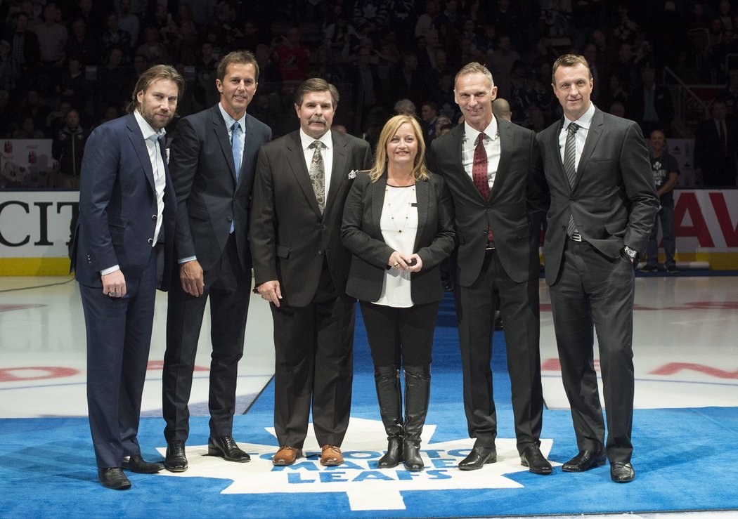 Jeden z ceremoniálů před uvedením nových členů hokejové Síně slávy. Na ledě v Torontu spolu stojí Peter Forsberg, Mike Modano, Bill McCreary, manželka Pata Burnse, Lynn Burns, Dominik Hašek a Rob Blake. 