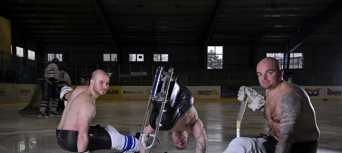 Sledge hokejisté Michal Geier, Zdeněk Krupička a Jiří Berger ukázali široká ramena,  mohutný hrudník, vypracované paže i nápaditá tetování.