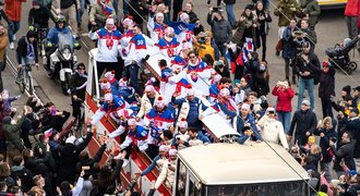 Bronzové oslavy hokejistů Slovenska: Šílenství v Bratislavě. Trenéra málem ušlapali!