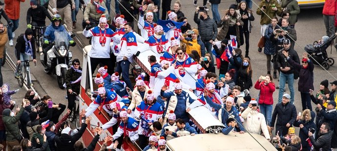Slovenští hokejisté se po zisku bronzu na OH v Pekingu triumfálně vrátili domů, kde na ně čekaly desetitisíce fanoušků