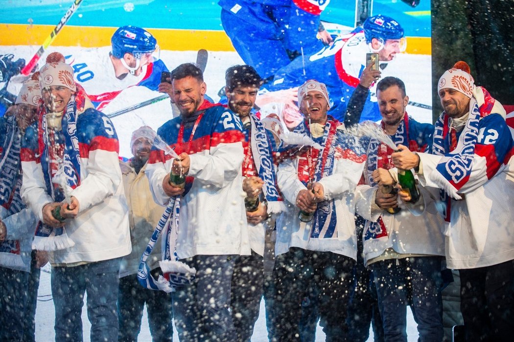 Slovenští hokejisté se po zisku bronzu na OH v Pekingu triumfálně vrátili domů, kde na ně čekaly desetitisíce fanoušků