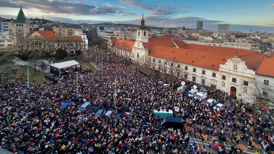 Slovenští hokejisté se po zisku bronzu na OH v Pekingu triumfálně vrátili domů, kde na ně čekaly desetitisíce fanoušků