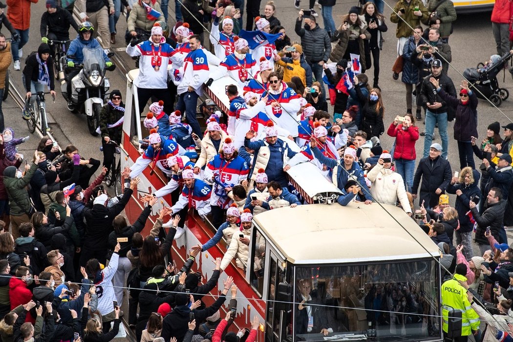 Slovenští hokejisté se po zisku bronzu na OH v Pekingu triumfálně vrátili domů, kde na ně čekaly desetitisíce fanoušků