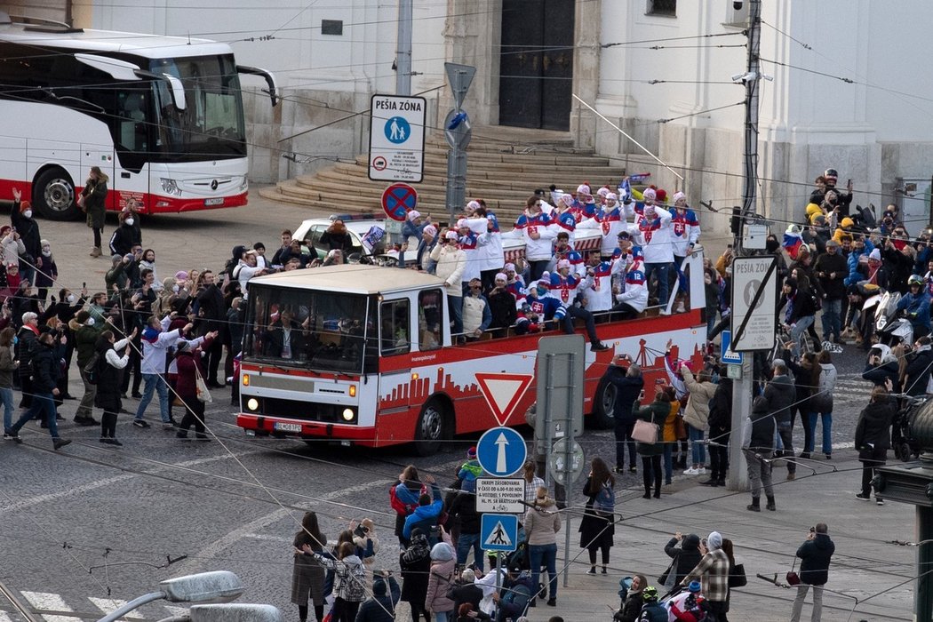 Slovenští hokejisté se po zisku bronzu na OH v Pekingu triumfálně vrátili domů, kde na ně čekaly desetitisíce fanoušků