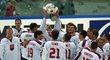 Slovenští hokejisté slaví v roce 2002 s pohárem pro mistry světa