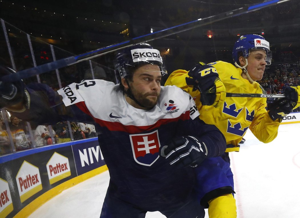 Slovák Eduard Šedivý v souboji se švédským hokejistou Joelem Erikssonem
