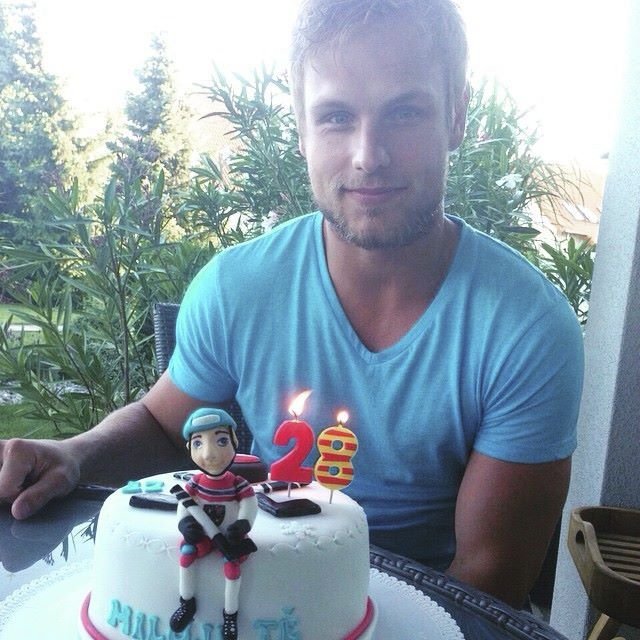 Hokejista Vladimír Sobotka dostal od své nové lásky Nicole Novotné dort s věnováním.