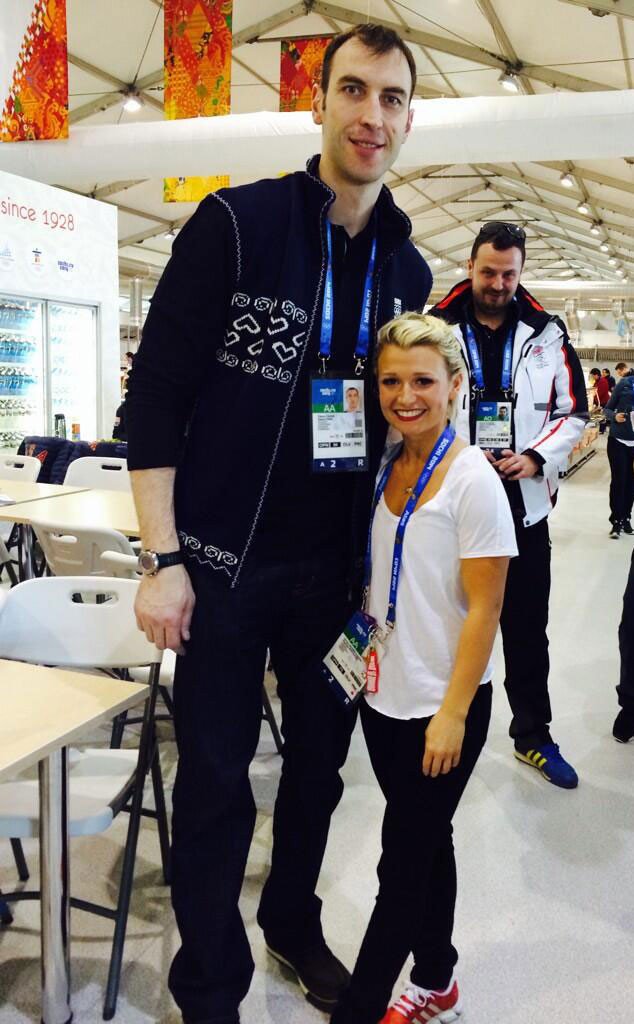 2014: Na olympiádě budil pozornost, na fotce s kanadskou krasobruslařkou Kirsten Mooreovou-Towersovou (149 cm)