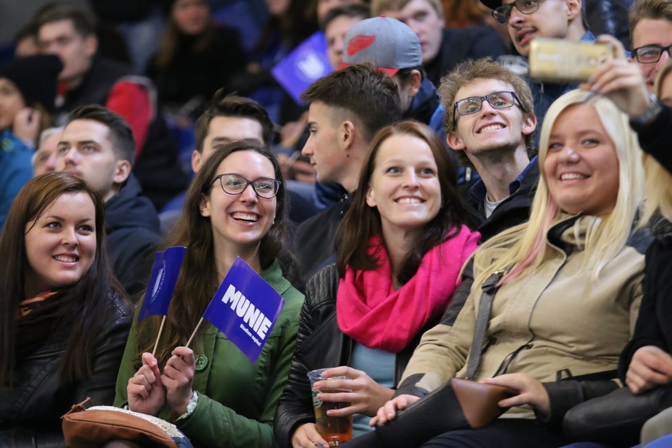 Fanoušci Masarykovy univerzity nejprve prošli městem, v DRFG aréně pak vytvořili nový návštěvnický rekord Evropské univerzitní hokejové ligy. Celkem na zápas přišlo 3 826 návštěvníků.