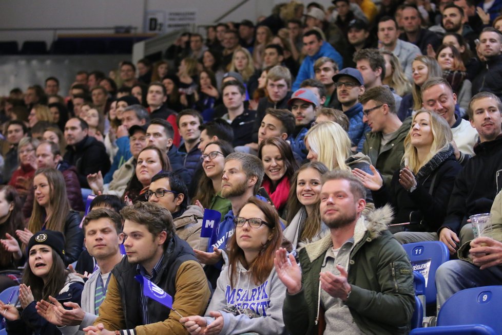 Fanoušci Masarykovy univerzity nejprve prošli městem, v DRFG aréně pak vytvořili nový návštěvnický rekord Evropské univerzitní hokejové ligy. Celkem na zápas přišlo 3 826 návštěvníků.