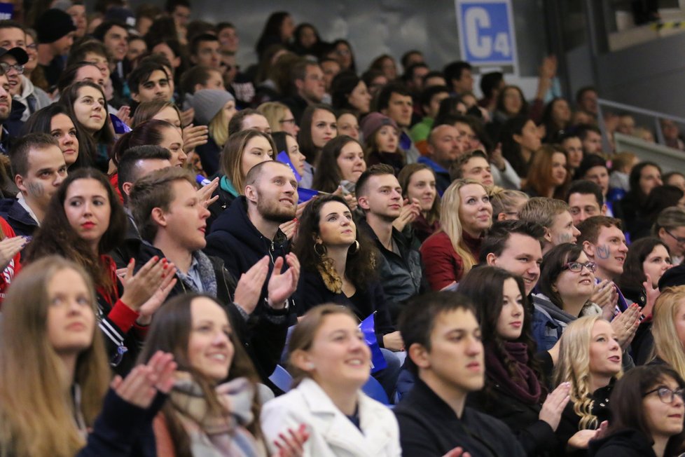 Fanoušci Masarykovy univerzity nejprve prošli městem, v DRFG aréně pak vytvořili nový návštěvnický rekord Evropské univerzitní hokejové ligy. Celkem na zápas přišlo 3 826 návštěvníků.