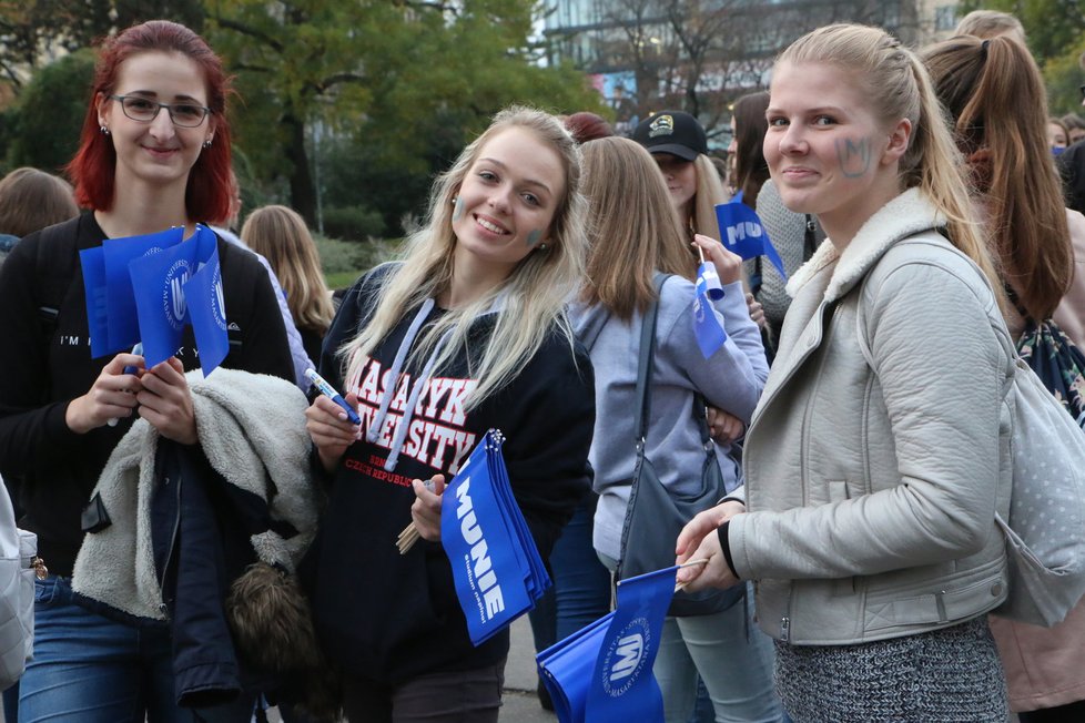 Fanoušci Masarykovy univerzity nejprve prošli městem, v DRFG aréně pak vytvořili nový návštěvnický rekord Evropské univerzitní hokejové ligy. Celkem na zápas přišlo 3 826 návštěvníků.