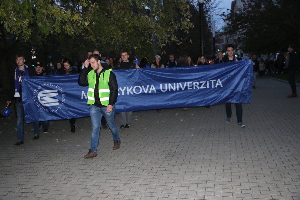 Fanoušci Masarykovy univerzity nejprve prošli městem, v DRFG aréně pak vytvořili nový návštěvnický rekord Evropské univerzitní hokejové ligy. Celkem na zápas přišlo 3 826 návštěvníků.