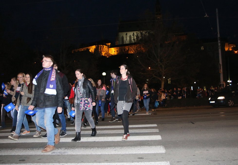 Fanoušci Masarykovy univerzity nejprve prošli městem, v DRFG aréně pak vytvořili nový návštěvnický rekord Evropské univerzitní hokejové ligy. Celkem na zápas přišlo 3 826 návštěvníků.