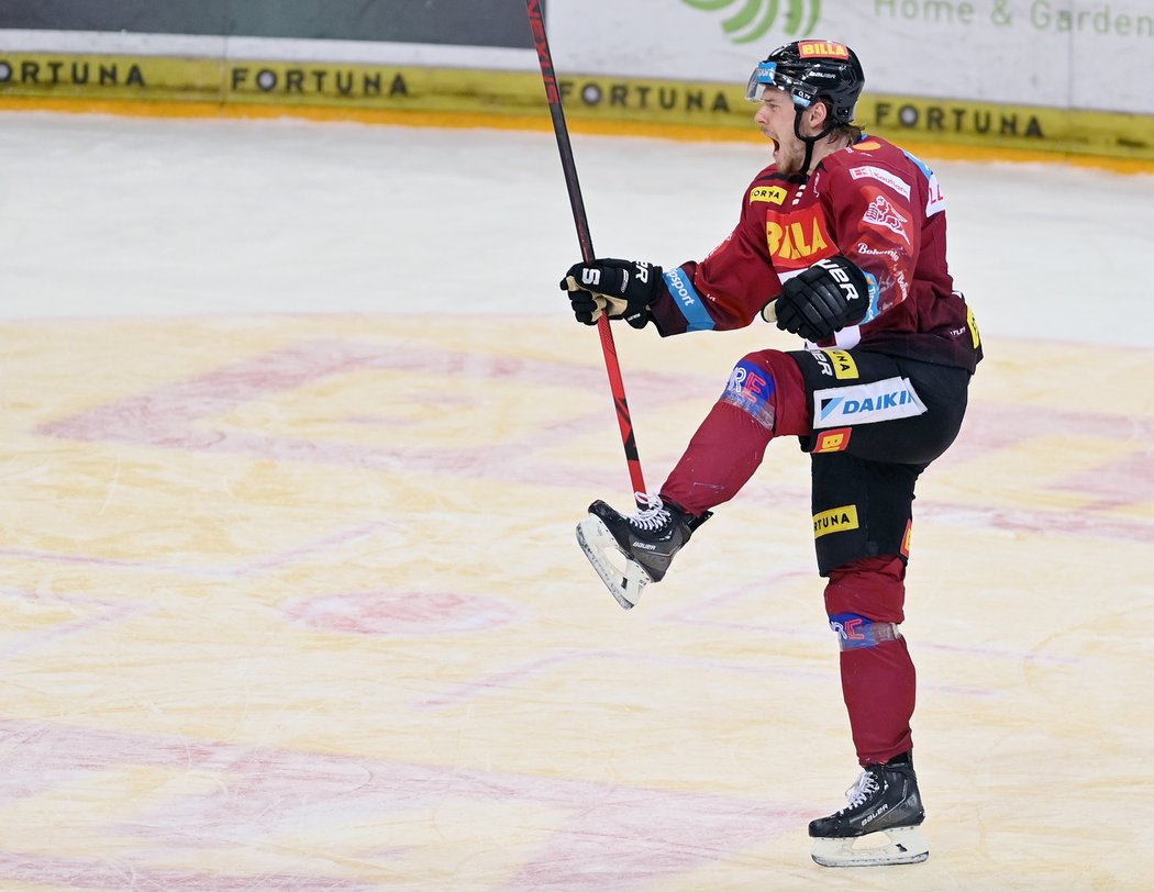 Filip Chlapík v extralize válí! Nejen, že se stal nejproduktivnějším hráčem základní části, ale kanadskému bodování vévodí i v play off .