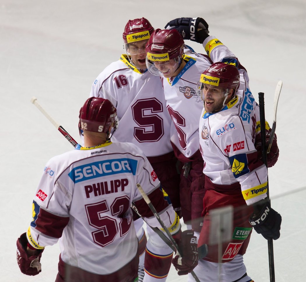 Triumfální tažení Sparty hokejovou extraligou nezarazil ani Třinec. Pražský tým vyhrál na ledě nejúspěšnějšího domácího celku 5:4 a připsal si jedenácté vítězství za sebou