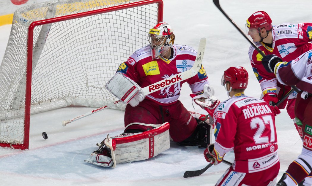 Třinecký brankář Petr Hamerlík inkasuje třetí branku