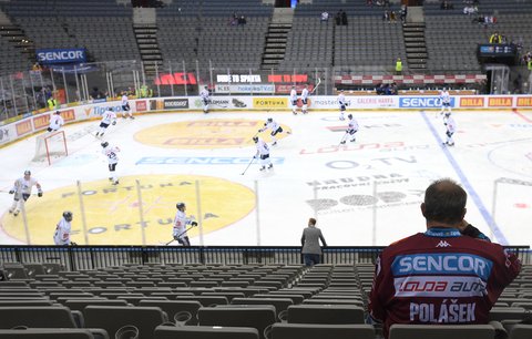 Prázdné hlediště při extraligovém zápase Sparta - Liberec