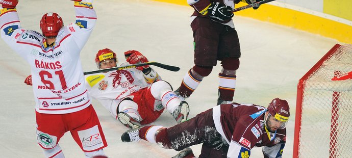 Hokejisté Třince dostali gól zadarmo: Sparta si ho v utkání čtvrtfinále play off sama...