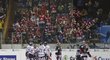 Hokejisté Kanady se radují po jednom z gólů proti Hradci Králové