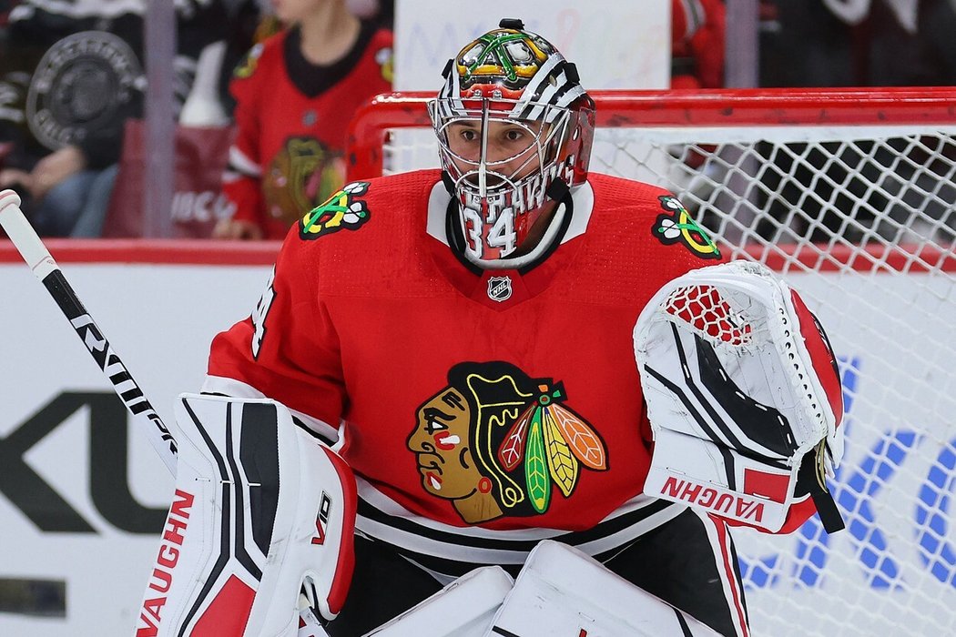 Brankář Petr Mrázek v akci v dresu Chicago Blackhawks