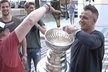 Vrána vzal Stanley Cup limuzínou do centra Prahy, pilo se z něj šampaňské