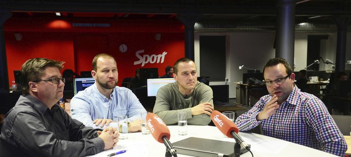 Zápas se Švédskem komentují přímo v newsroomu Sportu Jiří Šlégr a Viktor Ujčík